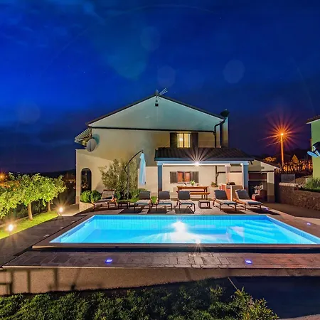 Comfortable In With Pool Appartement *